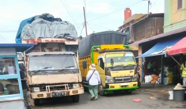 truk_yang_bongkar_muat_abaikan_pengguna_jalan_pari_sibolga_