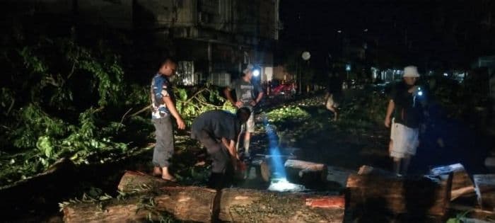 pohon_tumbang_di_tanjungbalai_empat_jam_jalan_sempat_terganggu_dan_listrik_padam