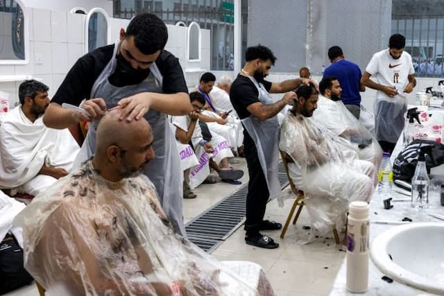 arab_saudi_perluas_layanan_cukur_rambut_gratis_bagi_jemaah_haji