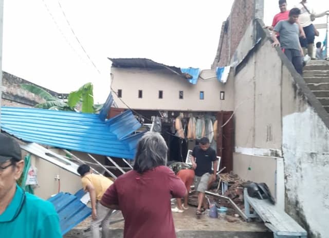 hujan_dan_puting_beliung_terjang_medan_tuntungan_tujuh_rumah_rusak_dan_pohon_tumbang