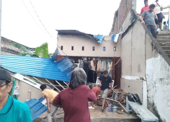 hujan_dan_puting_beliung_terjang_medan_tuntungan_tujuh_rumah_rusak_dan_pohon_tumbang