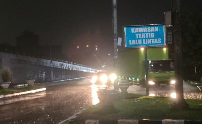 hujan_deras_disertai_petir_guyur_medan_kamis_malam_bmkg_ungkap_penyebabnya