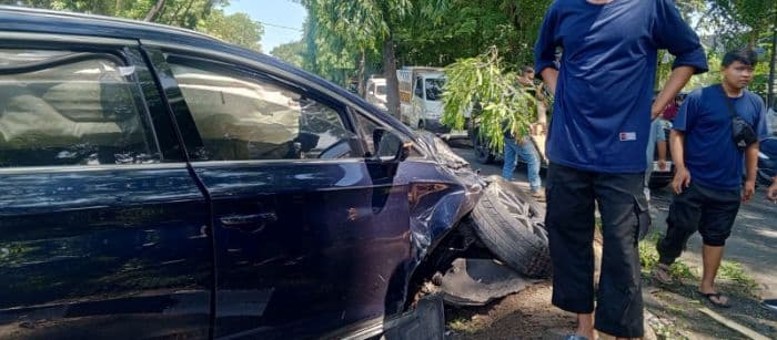mobil_listrik_alami_kecelakaan_tunggal_di_simpang_bupati_stabat