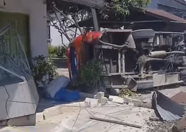 mobil_travel_tabrak_honda_vario_di_langkat_sopir_dikabarkan_kabur_usai_kecelakaan