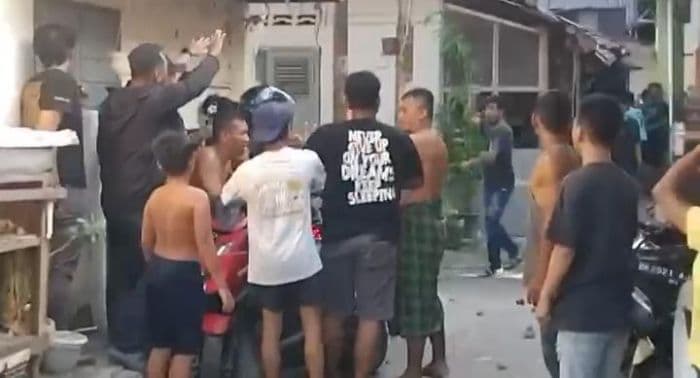 polisi_dilempari_batu_saat_gerebek_bandar_narkoba_di_jalan_multatuli_medan_target_kabur