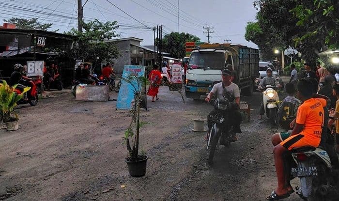 ratusan_warga_sambirejo_blokir_jalan_rusak_bupati_langkat_janji_kucurkan_rp31_miliar