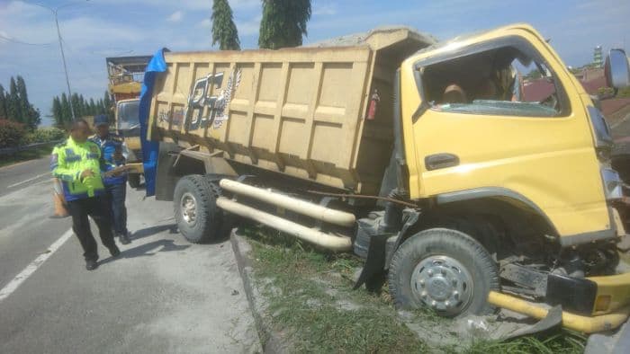 truk_pasir_tabrak_mobil_pengangkut_ayam_mogok_di_tol_belmera_tiga_orang_terluka