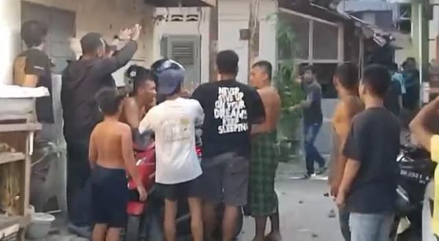viral_polisi_dilempari_batu_saat_ungkap_narkoba_di_jalan_multatuli_medan_