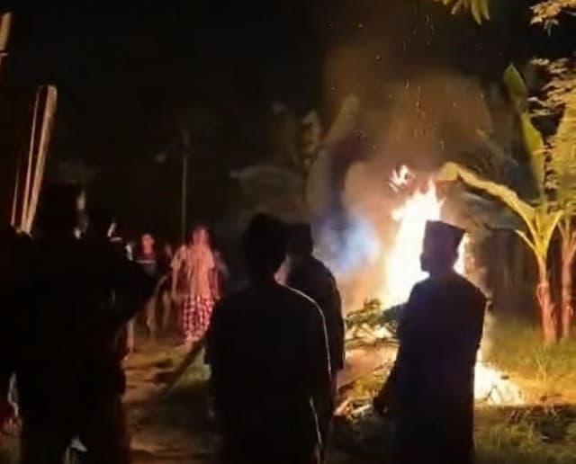 warga_laut_tador_batu_bara_bakar_gubuk_sarang_narkoba