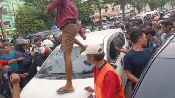 diteriaki_maling_mobil_dihancurkan_warga_di_medan_