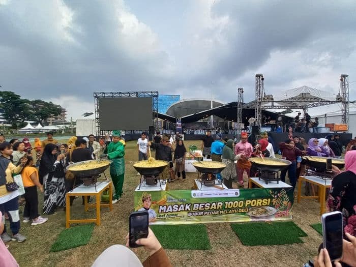 chef_azwar_masak_1000_porsi_bubur_pedas_melayu_deli_kenalkan_warisan_kuliner_di_medan