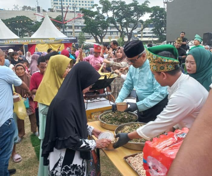 diguyur_hujan_deras_warga_medan_tetap_antusias_antre_bubur_pedas_melayu_deli