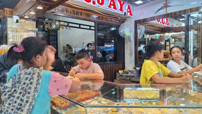 harga_antam_melemah_di_indonesia_emas_dunia_justru_naik