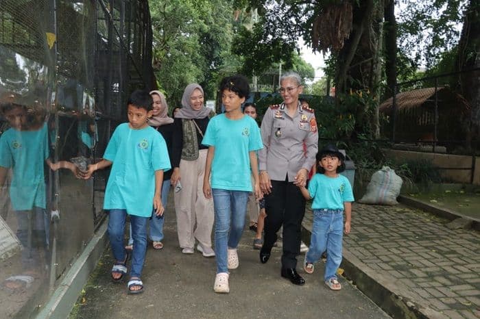 kapolres_pematangsiantar_ajak_anak_panti_asuhan_elim_liburan_ke_taman_hewan_tawa_ceria_warnai_hari_bhayangkara