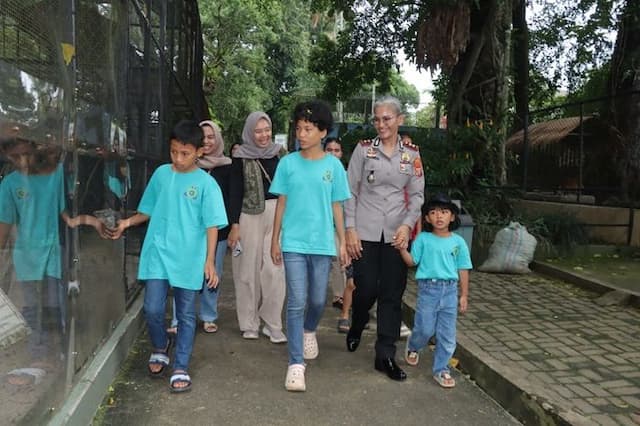 kapolres_pematangsiantar_ajak_anak_panti_asuhan_elim_liburan_ke_taman_hewan_tawa_ceria_warnai_hari_bhayangkara