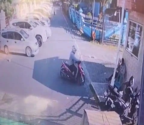 sepeda_motor_milik_satpol_pp_digelapkan_pria_berseragam_polisi_di_medan