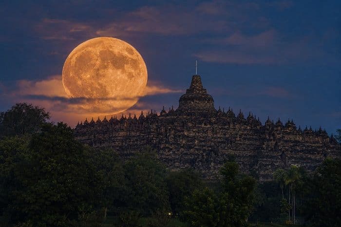 strawberry_moon_bulan_purnama_juni_yang_memukau_benarkah_berwarna_merah_muda