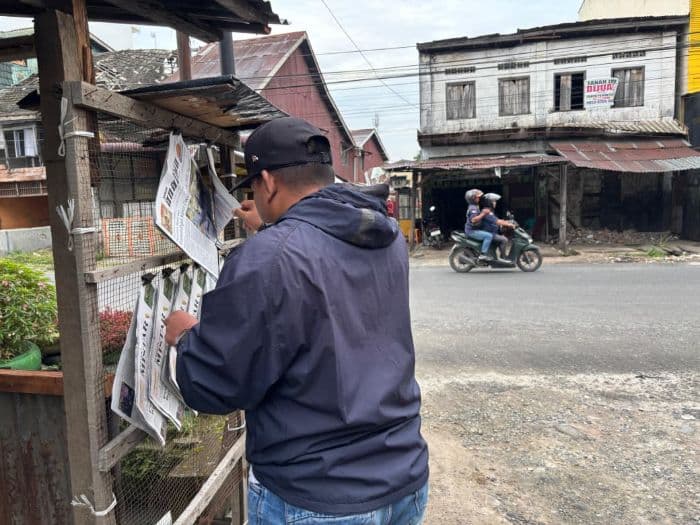 duma_penjual_koran_yang_bertahan_20_tahun_di_sudut_jalan_ade_irma