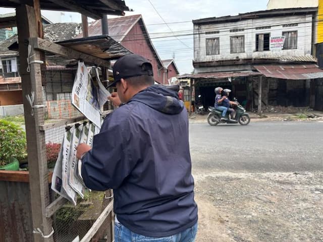 duma_penjual_koran_yang_bertahan_20_tahun_di_sudut_jalan_ade_irma