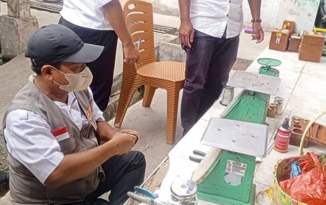 dinas_koperindag_toba_lakukan_tera_ulang_timbangan_pedagang_di_porsea