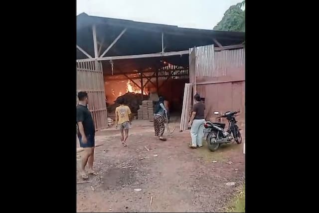 gudang_kayu_olahan_di_patumbak_deli_serdang_terbakar_kerugian_capai_ratusan_juta