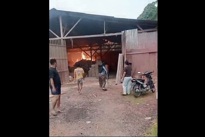 gudang_kayu_olahan_di_patumbak_deli_serdang_terbakar_kerugian_capai_ratusan_juta