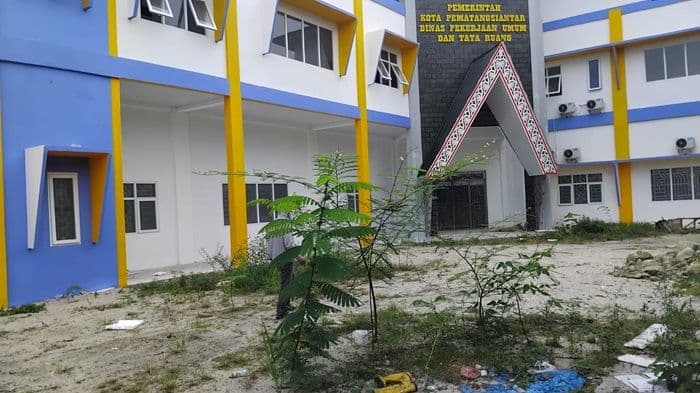 halaman_dipenuhi_ilalang_gedung_baru_dinas_putr_pematangsiantar_senilai_rp566_miliar_belum_ditempati