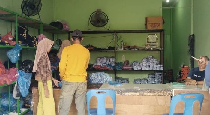 inspektorat_tebing_tinggi_disorot_soal_dugaan_wajib_beli_seragam_smp_di_toko_mitra_jaya