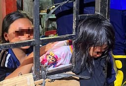 kepala_anak_terjepit_di_pintu_trali_besi_damkar_pematangsiantar_lakukan_evakuasi