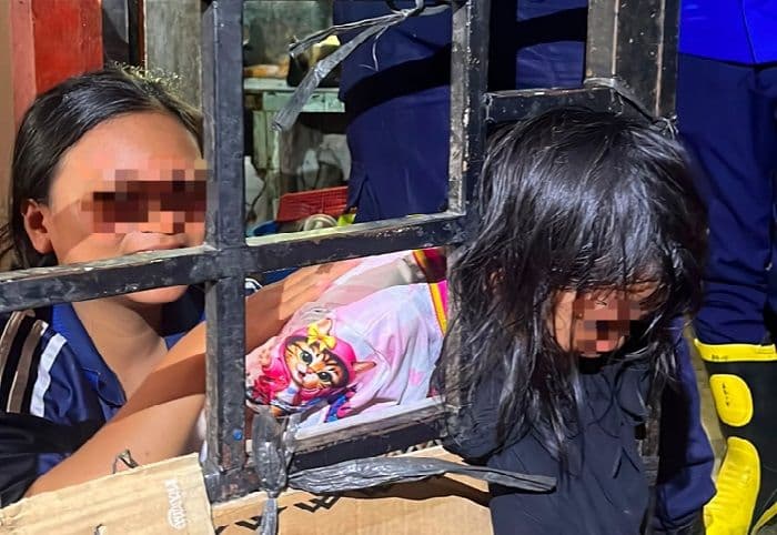 kepala_anak_terjepit_di_pintu_trali_besi_damkar_pematangsiantar_lakukan_evakuasi