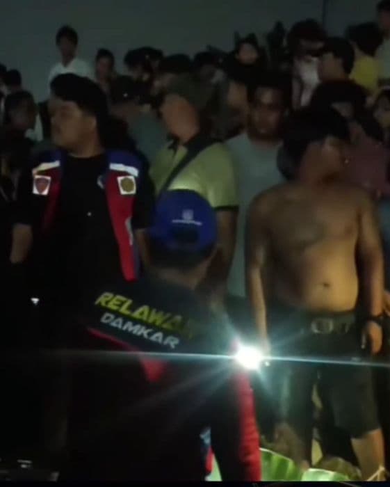 pria_37_tahun_tewas_ditabrak_kereta_api_saat_telepon_di_perlintasan_tembung