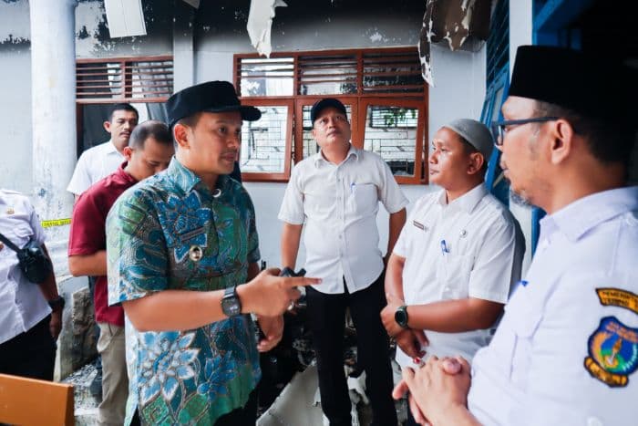 wali_kota_tebing_tinggi_tinjau_smpn_9_pascakebakaran_pastikan_siswa_tetap_belajar