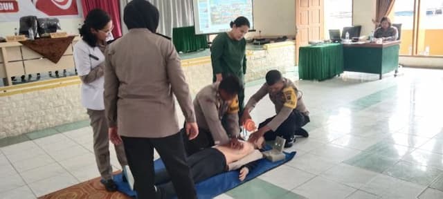 warga_simalungun_diajari_cara_menyelamatkan_korban_henti_jantung_lewat_pelatihan_polmas
