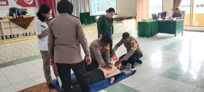 warga_simalungun_diajari_cara_menyelamatkan_korban_henti_jantung_lewat_pelatihan_polmas