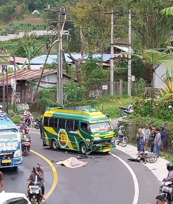 bus_sinabung_pintu_156_tabrak_pemotor_di_berastagi_satu_tewas
