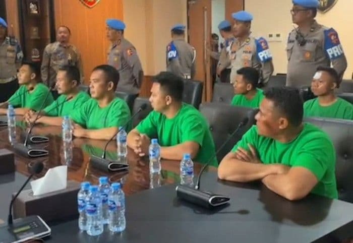 ini_wajah_7_anggota_brimob_yang_diperiksa_propam_usai_pengemudi_ojol_tewas_dilindas_rantis