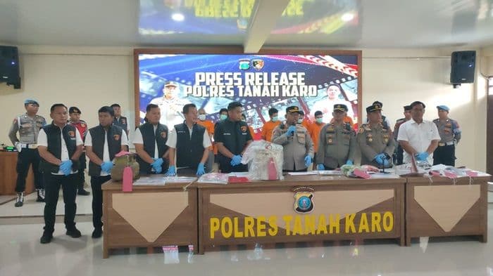 wiro_sambeleng_siboro_dihadirkan_polres_tanah_karo_keluarga_korban_luapkan_emosi