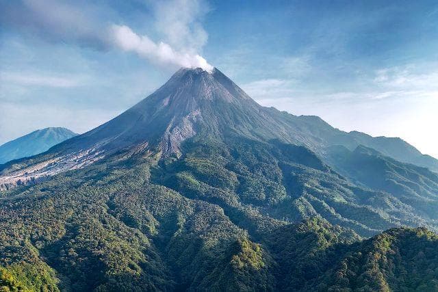 gunung_merapi_erupsi_awan_panas_ke_arah_barat_daya