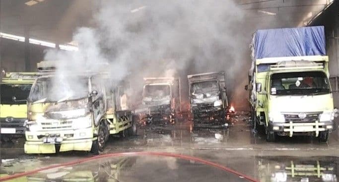 pabrik_busa_di_cileungsi_bogor_terbakar_lima_mobil_ikut_hangus