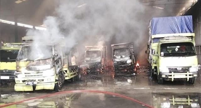 pabrik_busa_di_cileungsi_bogor_terbakar_lima_mobil_ikut_hangus