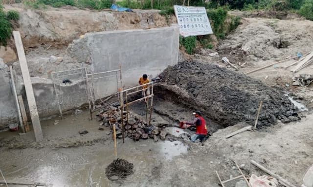 pekerja_bendungan_di_desa_patane_iv_porsea_toba_abaikan_k3_alasannya_ribet