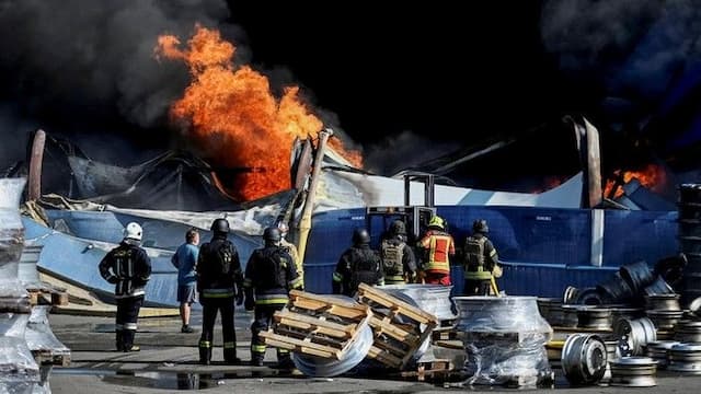 serangan_drone_rusia_picu_ledakan_di_gudang_kyiv_27_orang_tewas