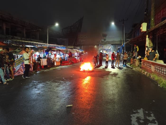 aksi_protes_relokasi_komunitas_pedagang_pasar_horas_siantar_bakar_ban