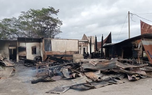 diduga_korsleting_listrik_tiga_rumah_adat_suku_batak_di_samosir_terbakar