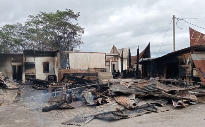 diduga_korsleting_listrik_tiga_rumah_adat_suku_batak_di_samosir_terbakar