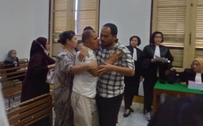 dituntut_delapan_tahun_penjara_keluarga_bayu_peranginangin_protes_dan_menangis_