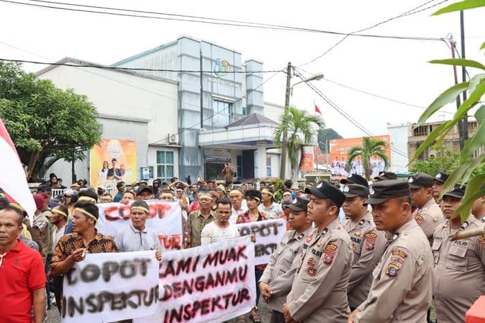 kepala_inspektorat_tapteng_siap_lepas_jabatan_usai_didesak_mundur_massa_permak