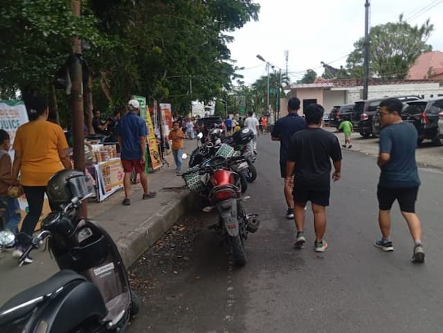 warga_sesalkan_menjamurnya_pedagang_di_trotoar_lapangan_adam_malik_siantar