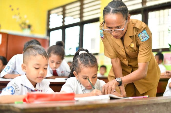 tiga_kabar_baik_bagi_guru_nonasn_pada_2027_dari_status_pppk_hingga_honor_bos