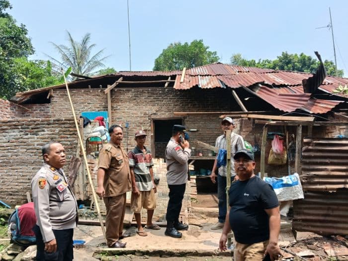hujan_deras_dan_angin_kencang_landa_pematang_bandar_24_rumah_rusak